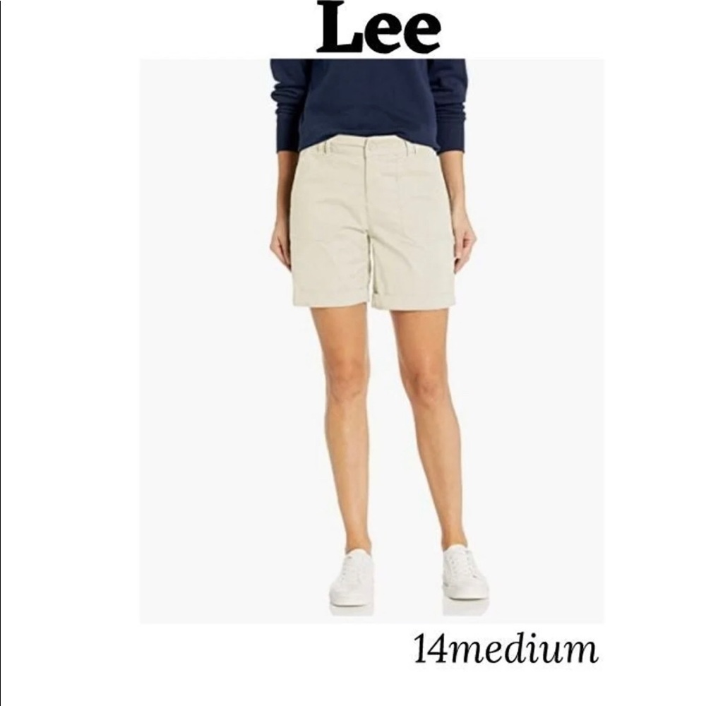 Lee Regular Fit, Mid rise, utility chino shorts
New without Tags!